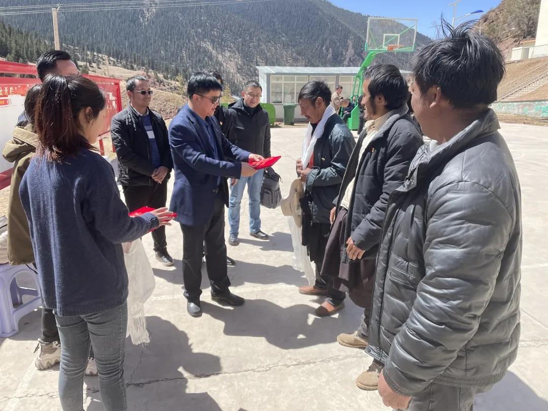 昌都市人民政府副市长,秘书长贾新雨同志深入卡若区