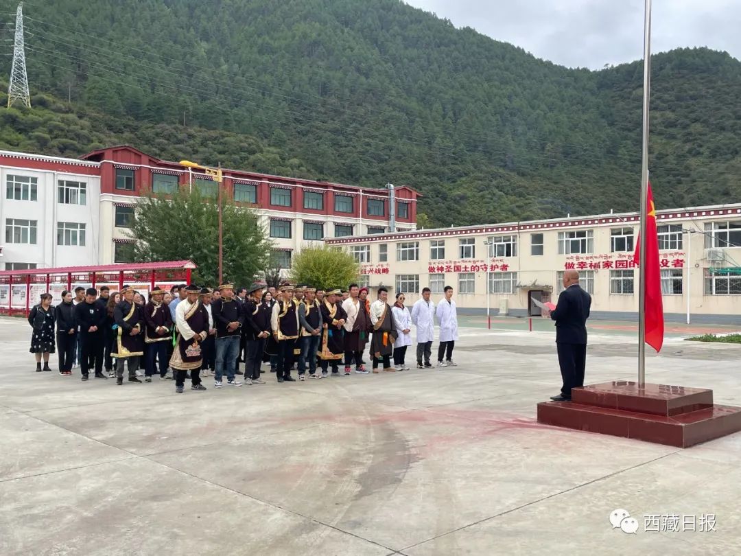米林县丹娘乡举行主题为"祝愿祖国繁荣昌盛"的升国旗唱国歌仪式,共同