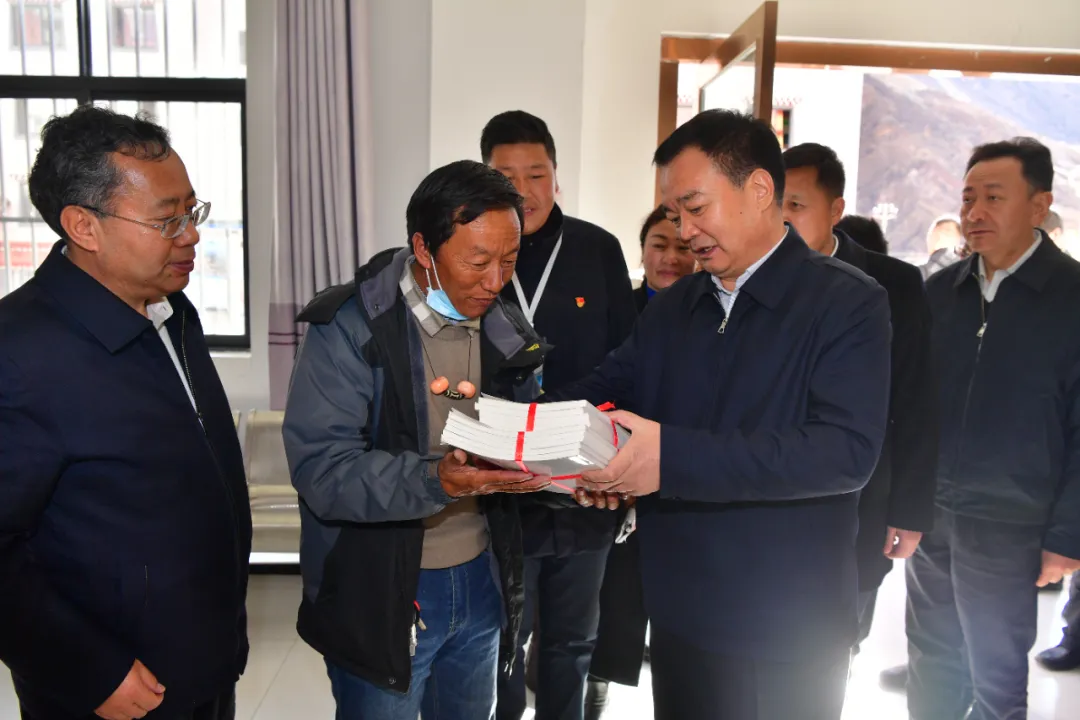 王君正在昌都市八宿县宣讲并调研