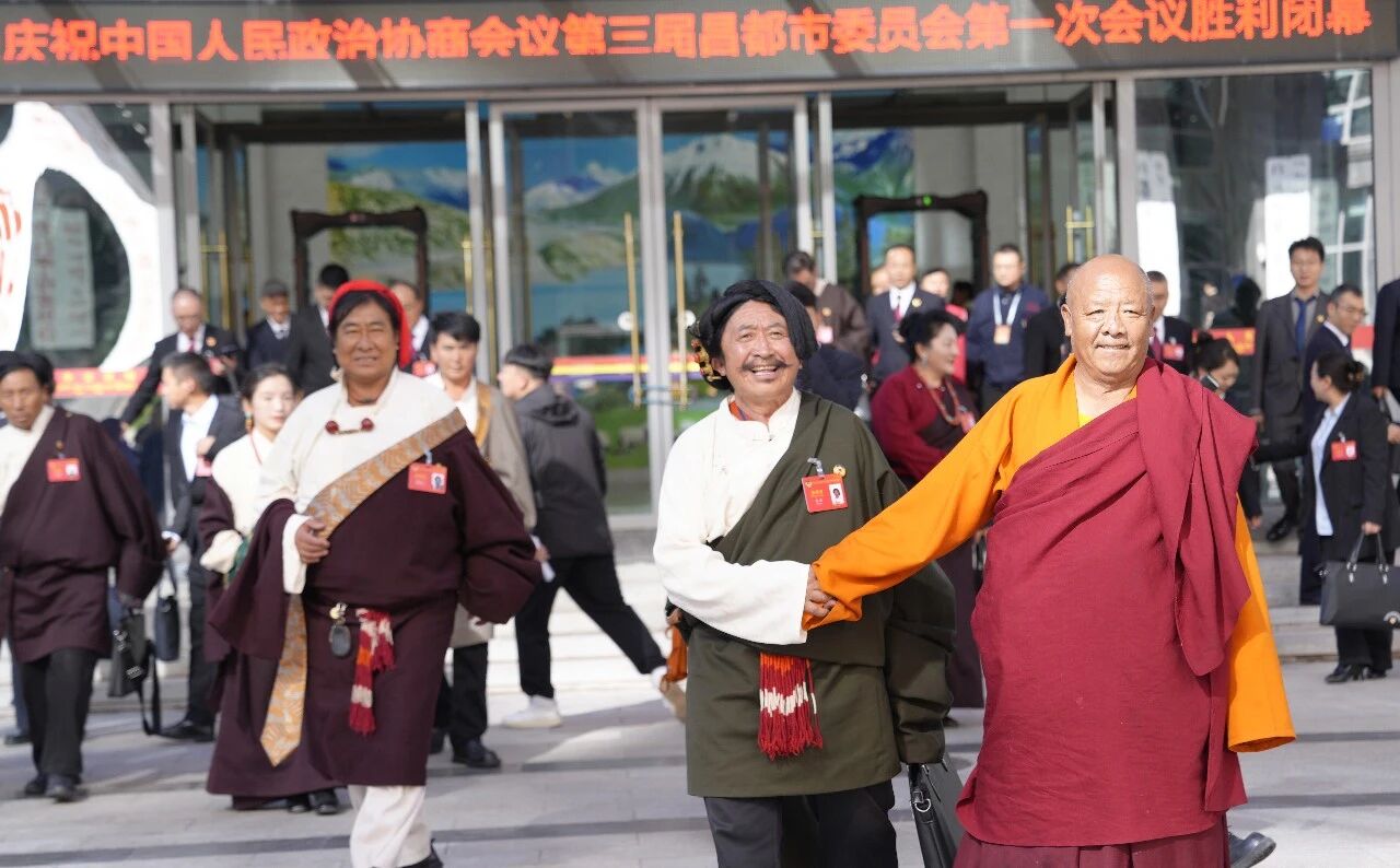 图为信心满满的委员们走出会场。记者 群旦次仁 摄 图为信心满满的委员们走出会场。记者 群旦次仁 摄