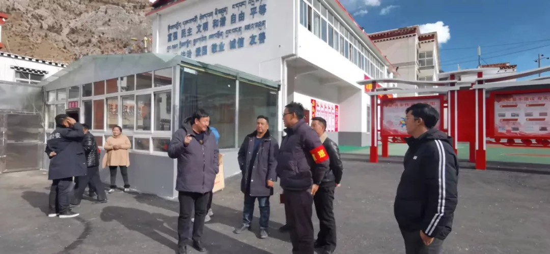 区委副书记,人大常委会主任白玛扎西莅临妥坝乡检查指导工作