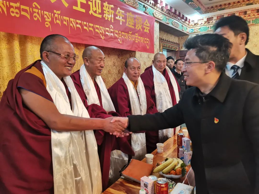 6868受县委书记其珠多吉委托,李成光代表县委,人大,政府,政协向