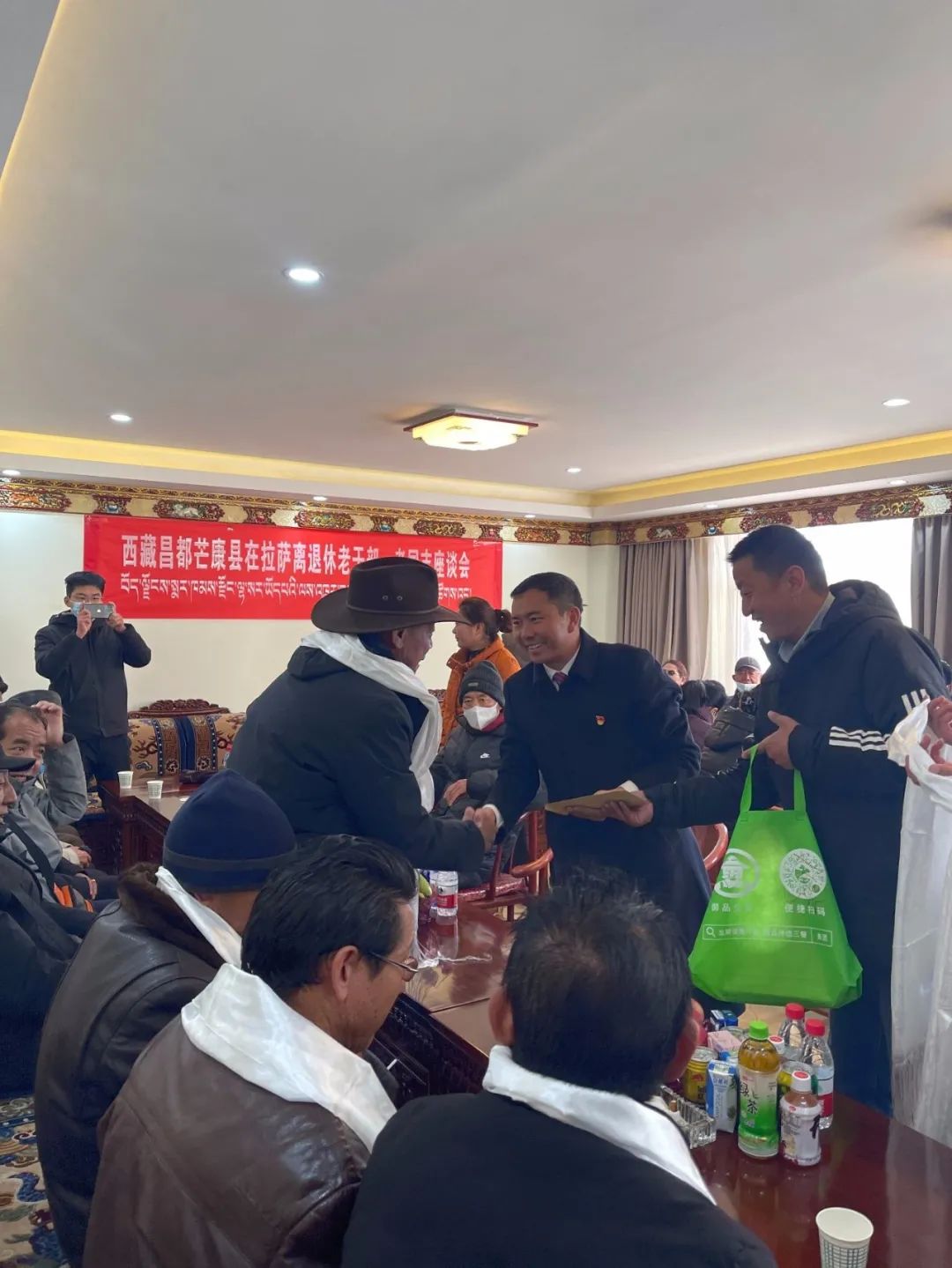 扎西充分肯定拉萨离退休老干部党支部的各项工作,在简要通报了芒康