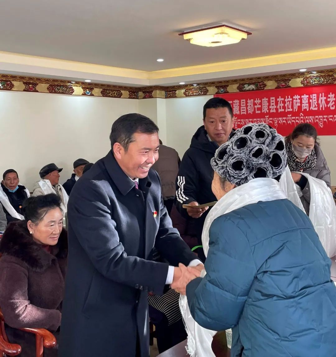 巴桑扎西在拉萨看望慰问离退休老干部老同志代表