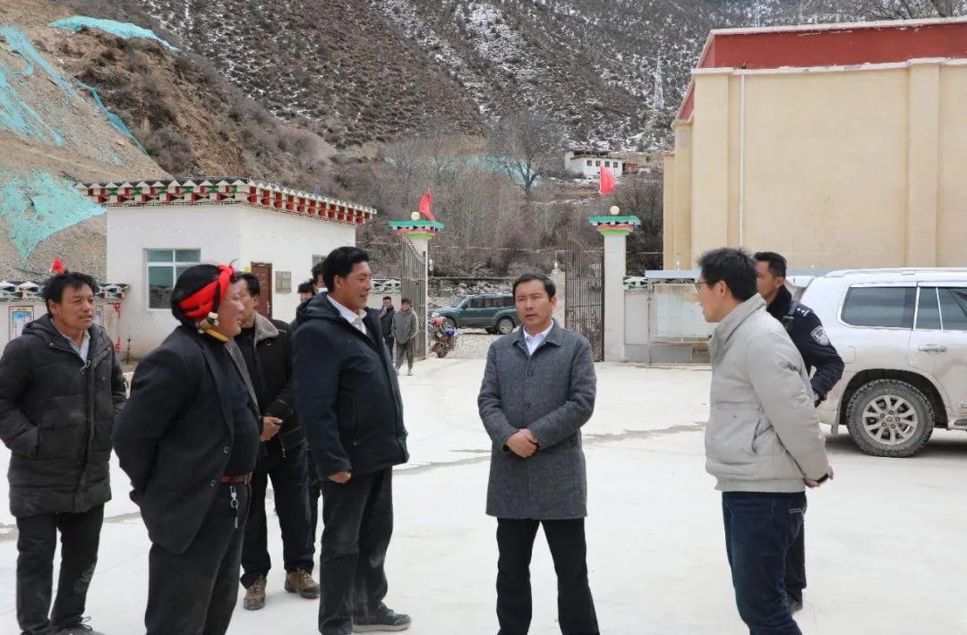 巴桑扎西深入曲登乡如美镇调研