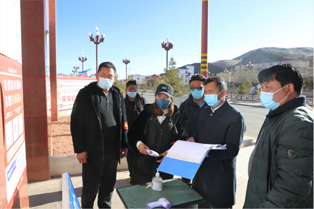 巴桑扎西深入工地现场学校检查指导疫情防控等工作