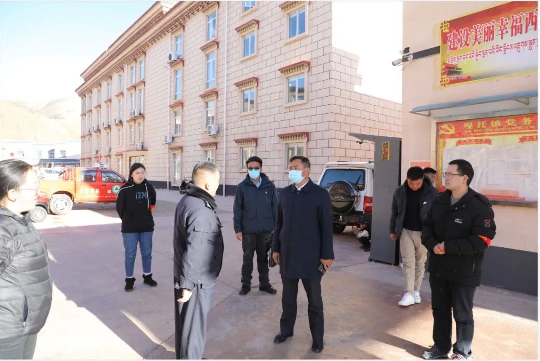 巴桑扎西深入工地现场学校检查指导疫情防控等工作