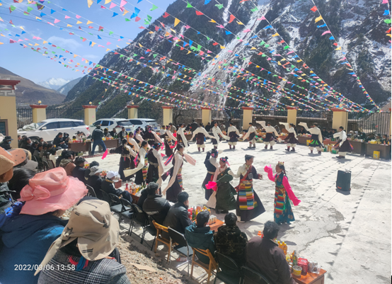 喜迎二十大欢度藏历年左贡县扎玉镇各村开展主题文艺演出