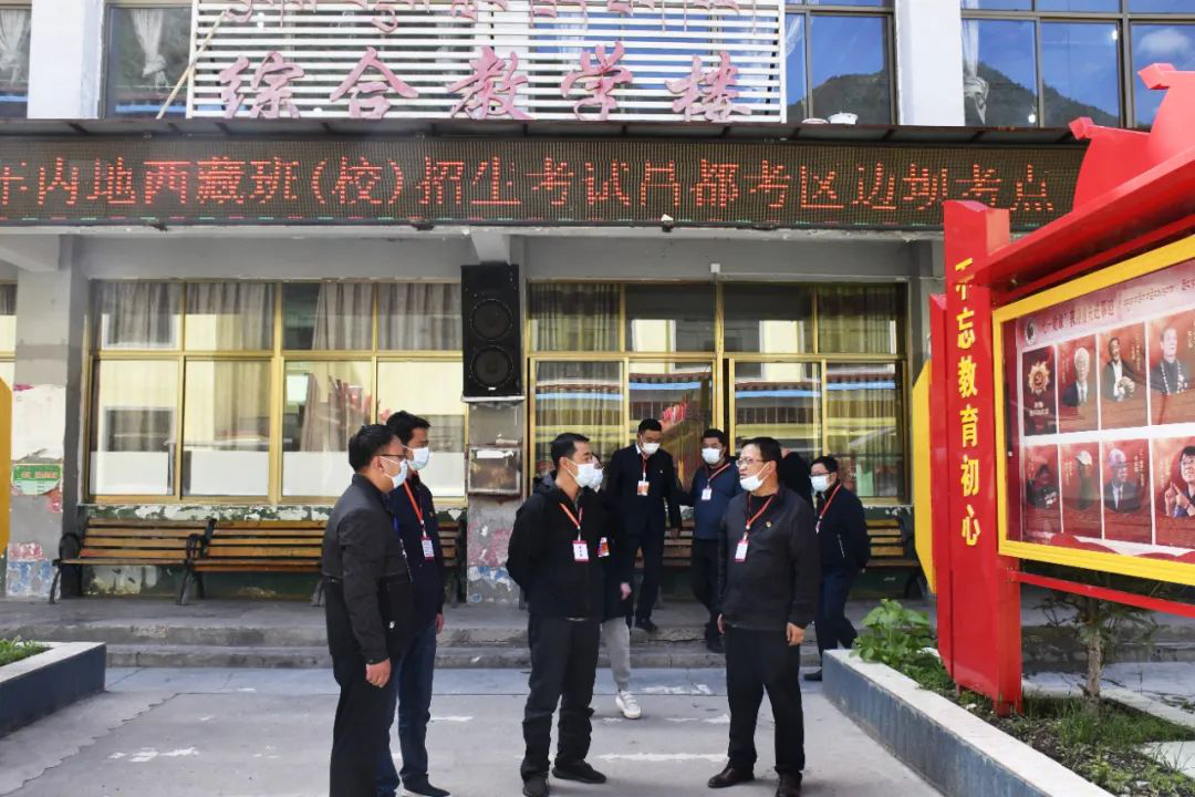 县委书记文涛前往县中学考点调研督导考试工作