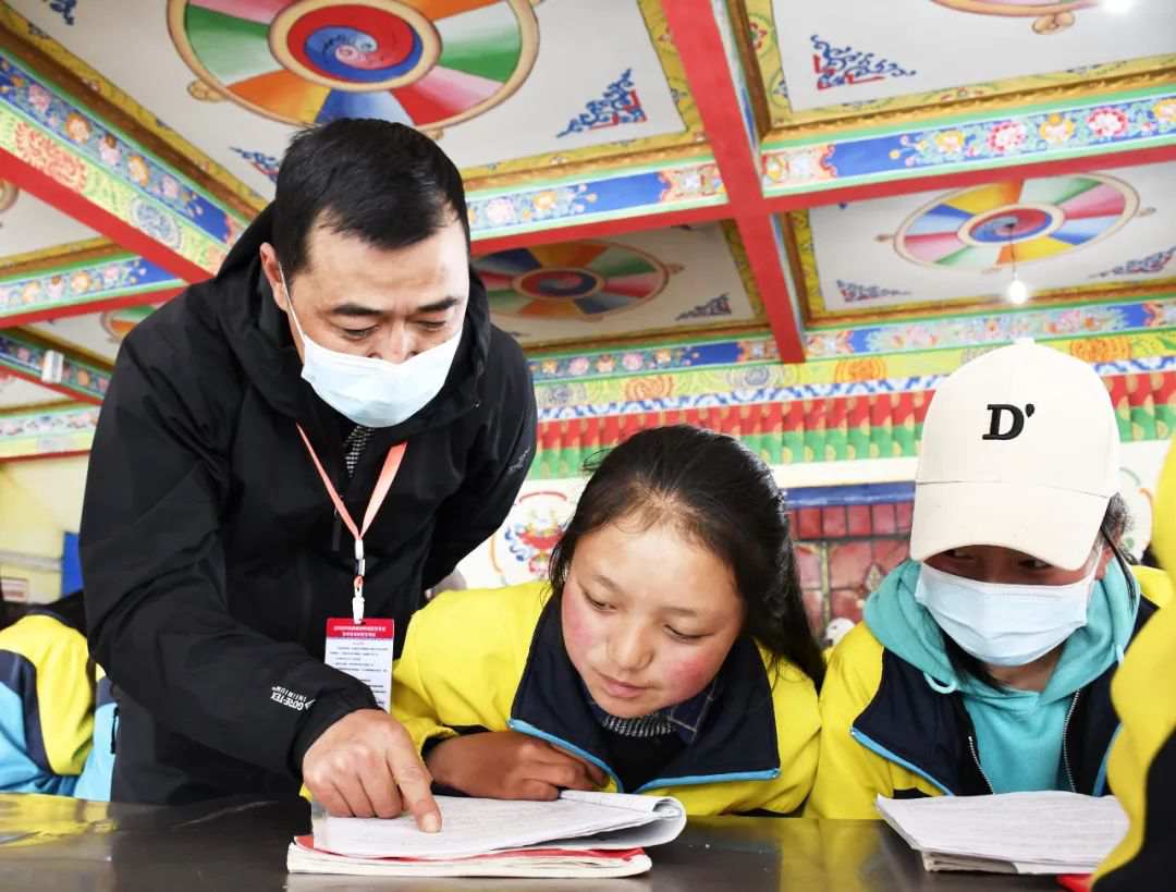 县委书记文涛前往县中学考点调研督导考试工作