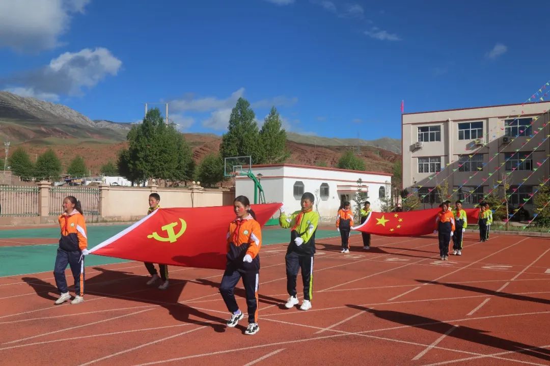 贡觉县举行党的光辉照我心童心喜迎二十大庆六一文艺汇演活动