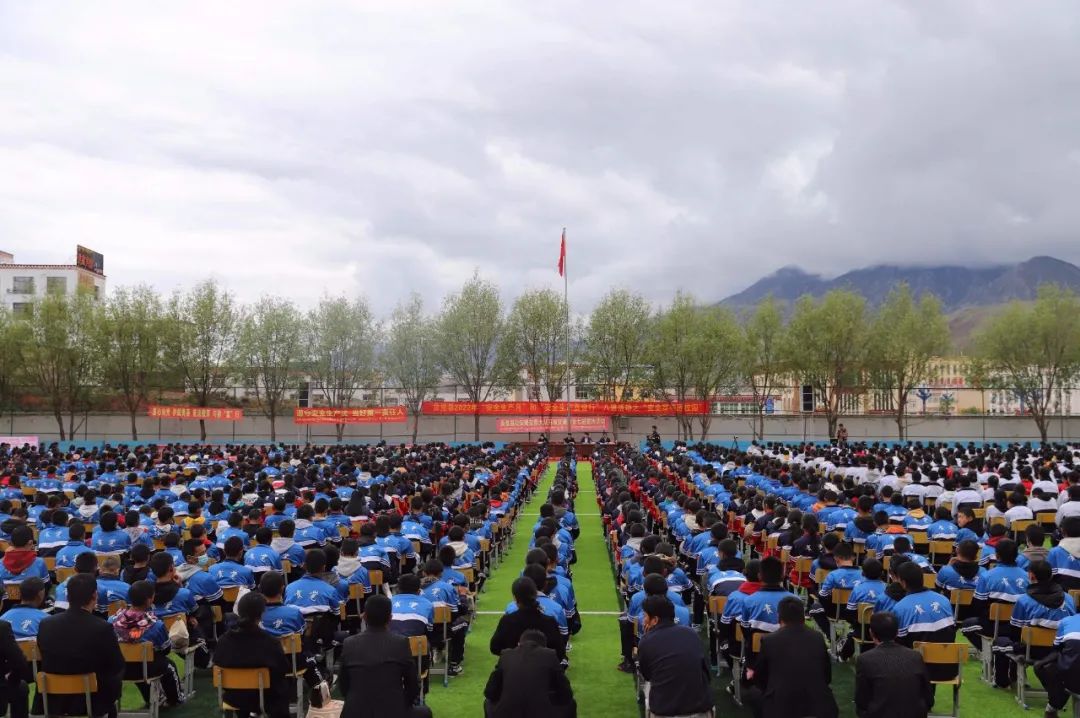 生产贡觉行"活动实施方案》;县中学汇报了学校安全生产工作开展情况