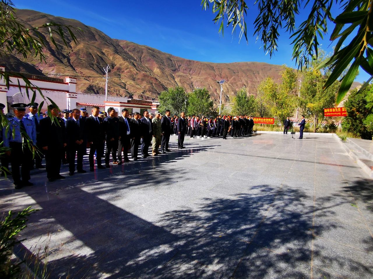 县委书记其珠多吉同志等"四大班子"在家县级领导,县