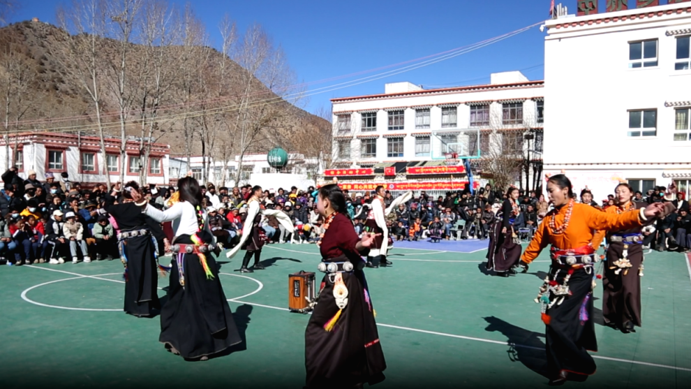 洛隆县开展铸牢中华民族共同体意识和三个意识巡回宣讲暨三下乡活动