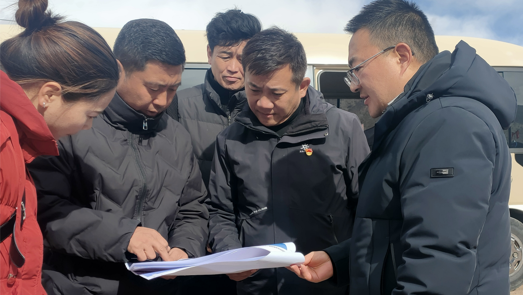 巴桑次仁同志赴县城周边调研