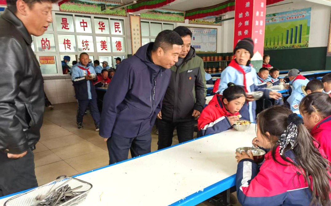 巴桑次仁深入硕督镇中亦乡调研