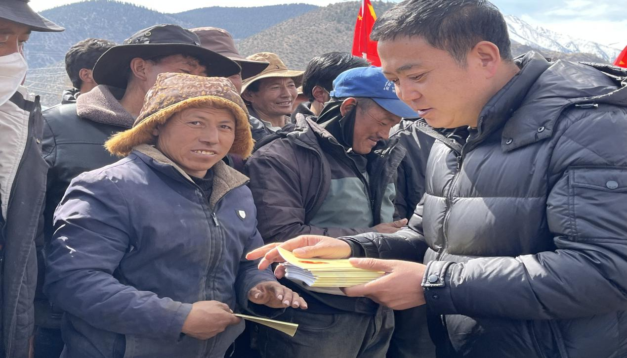 高级农艺师陈斌同志,县政府副县长泽旺扎西同志,负责洛隆县2022年技术